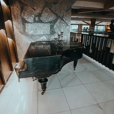 Hotel Sky Gevgelija Exterior photo Piano at the lobby