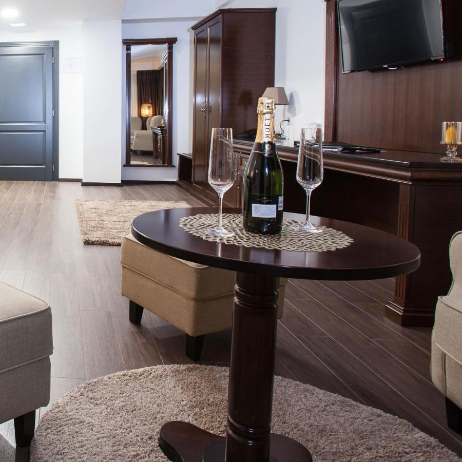 Hotel Sky Gevgelija Exterior photo A table runner