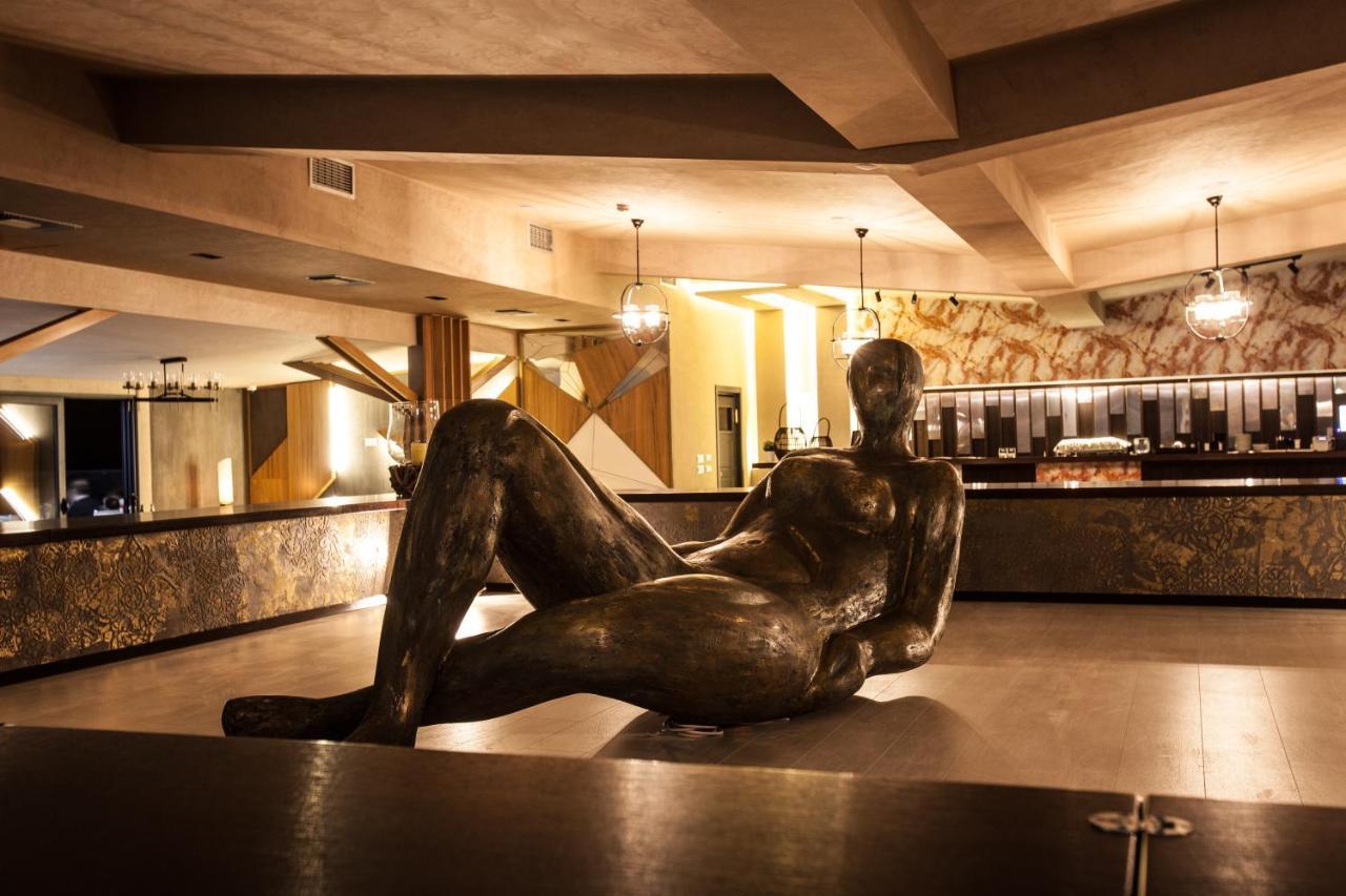 Hotel Sky Gevgelija Exterior photo The sculpture in 2011